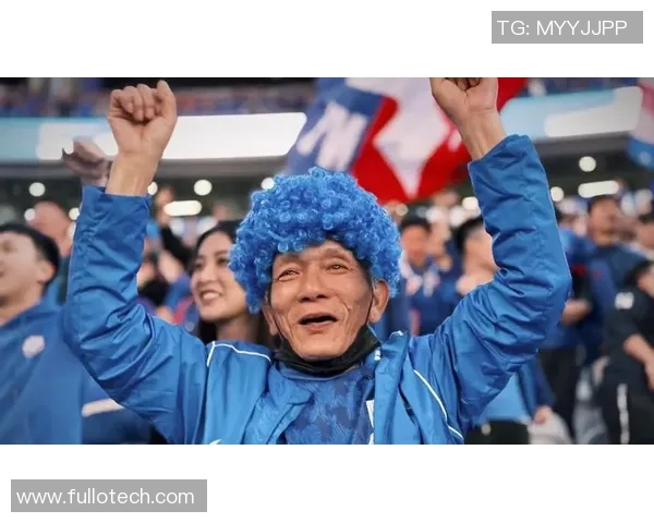 国外足球明星街头踢球引发热潮球迷纷纷围观共同感受足球魅力